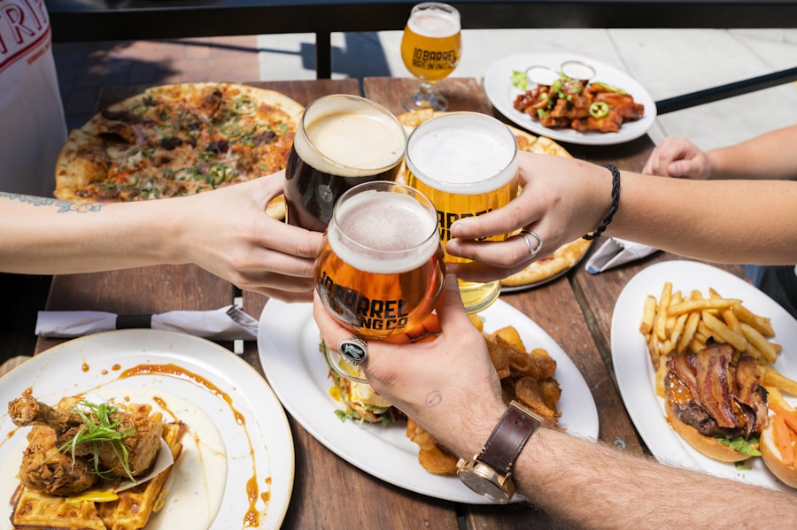 ビールジョッキで乾杯する宴会・忘年会の華やかなシーン